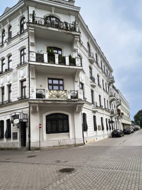 Zamosc, Polonya, 3 Eylül 2023: Polonya 'nın eski Zamosc kasabasının binalarının parçaları. Ünlü Polonyalı şair Boleslaw Lesmian 'ın kalışı hakkında hatıra plaketi olan bir bina..