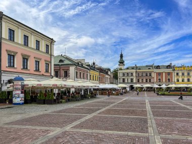 Zamosc, Polonya, 3 Eylül 2023: Zamosc 'taki pazar meydanı ve pazar meydanı etrafındaki tarihi, renkli konutlar.