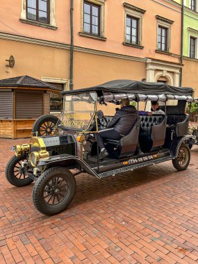 Zamosc, Polonya, 3 Eylül 2023: Polonya 'nın Zamosc kentini keşfetmek isteyen turistleri bekleyen özel araçlar.