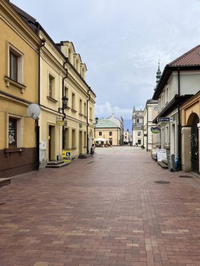 Zamosc, Polonya, 3 Eylül 2023: Polonya 'nın eski Zamosc kasabasının binalarının parçaları.