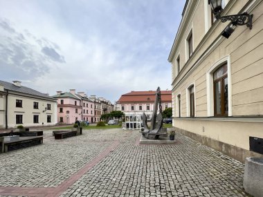 Zamosc, Polonya, 3 Eylül 2023: Polonya 'nın eski Zamosc kasabasının binalarının parçaları.