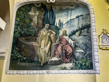 Hrubieszow, Polonya, 4 Eylül 2023: Teselli Leydimizin Sığınağı, Sokalska, Hrubieszow, Polonya. İç mekanın bir parçası olan fresk, kuyuda Samaritan 'lı kadınla buluşuyor.