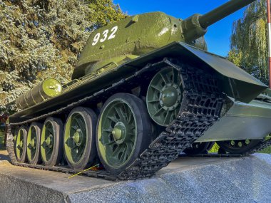 Polonya 'nın Dubienka kentindeki bir anıt olan 2. Dünya Savaşı' ndan kalma eski bir tankın parçası..