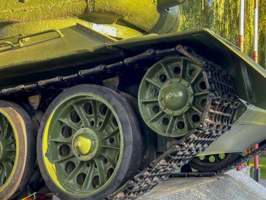 Polonya 'nın Dubienka kentindeki bir anıt olan 2. Dünya Savaşı' ndan kalma eski bir tankın parçası..