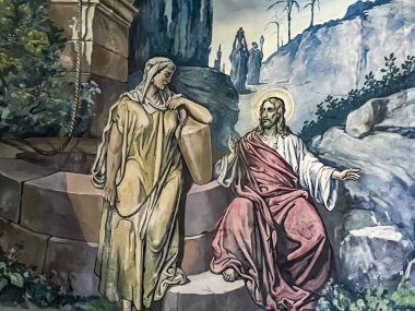 Hrubieszow, Polonya, 4 Eylül 2023: Teselli Leydimizin Sığınağı, Sokalska, Hrubieszow, Polonya. İç mekanın bir parçası olan fresk, kuyuda Samaritan 'lı kadınla buluşuyor.