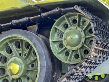 Polonya 'nın Dubienka kentindeki bir anıt olan 2. Dünya Savaşı' ndan kalma eski bir tankın parçası..