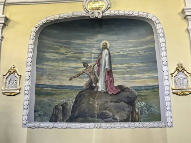 Hrubieszow, Polonya, 4 Eylül 2023: Teselli Leydimizin Sığınağı, Sokalska, Hrubieszow, Polonya. İç mekanın bir parçası, fresk 