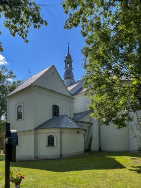 Polonya 'nın Hrubieszow şehrinde bulunan Sokalska' da bulunan Teselli Meleği 'nin Sığınağı. Bernardine Babaları Manastırı. St. Stanislaus Kilisesi Kostka.