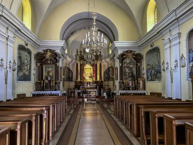 Hrubieszow, Polonya, 4 Eylül 2023: Teselli Leydimizin Sığınağı, Sokalska, Hrubieszow, Polonya. St. Stanislaus Kostka Kilisesi. Ana mihrapta Sokal Leydimizin bir tablosu var..