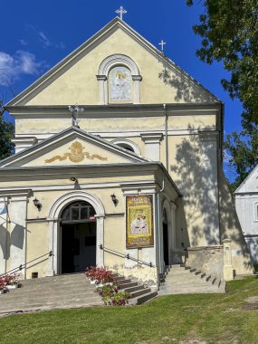 Polonya 'nın Hrubieszow şehrinde bulunan Sokalska' da bulunan Teselli Meleği 'nin Sığınağı. St. Stanislaus Kostka Kilisesi. Metin: 