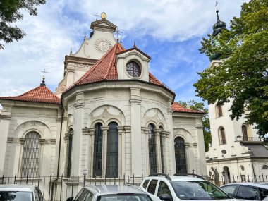 Zamosc, Polonya, 3 Eylül 2023: Çan Kulesi ve İsa ve Aziz 'in Dirilişi Katedrali. Polonya, Zamosc 'ta Havari Thomas.