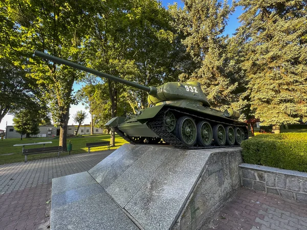 Polonya 'nın Dubienka kentindeki bir anıt olan 2. Dünya Savaşı' ndan kalma eski bir tankın parçası..