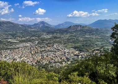 İtalya 'nın Cassino kentindeki Panorama, 2. Dünya Savaşı tarihiyle ünlü bir tepeden ve Monte Cassino Benedictine manastırından manzara.