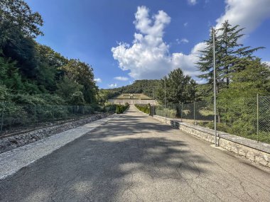İtalya 'daki Monte Cassino' daki Polonya askeri mezarlığı, genel görüş.
