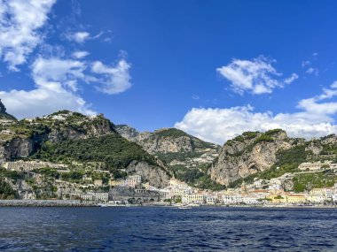 Amalfi, İtalya, 26 Eylül 2023: Amalfi, Campania, İtalya 'daki dağların yamaçlarındaki güzel konuma sahip binalar denizinden manzara.