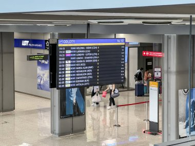 Katowice Pyrzowice, Polonya, 23 Eylül 2023: Katowice Pyrzowice havaalanından kalkan uçaklarla ilgili bilgi panoları.