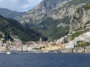 Amalfi, İtalya, 26 Eylül 2023: Amalfi, Campania, İtalya 'daki dağların yamaçlarındaki güzel konuma sahip binalar denizinden manzara.