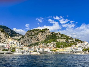 Amalfi, İtalya, 26 Eylül 2023: Amalfi, Campania, İtalya 'daki dağların yamaçlarındaki güzel konuma sahip binalar denizinden manzara.