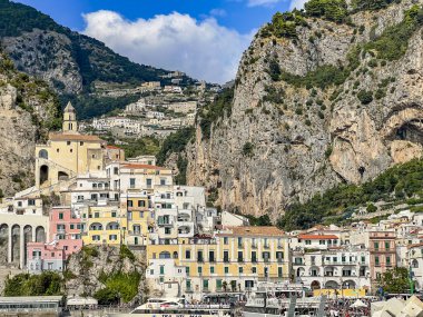 Amalfi, İtalya, 26 Eylül 2023: Amalfi, Campania, İtalya 'daki dağların yamaçlarındaki güzel konuma sahip binalar denizinden manzara.