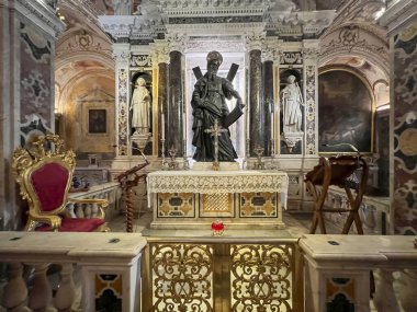 Amalfi, İtalya, 26 Eylül 2023: Amalfi, İtalya 'da St. Andrew Katedrali. Yeraltı mahzeninin bir parçası, Aziz Andrew figürü..