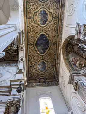 Amalfi, İtalya, 26 Eylül 2023: Amalfi, İtalya 'da St. Andrew Katedrali. İç kısmın parçası, katedralin tavanı..