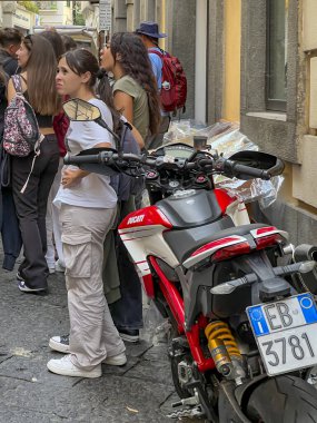 Amalfi, İtalya, 26 Eylül 2023: İtalya 'nın Amalfi kentinde turistlerle dolu dar sokaklar.