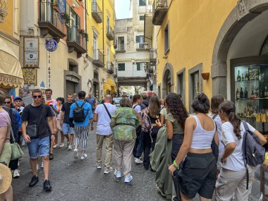 Amalfi, İtalya, 26 Eylül 2023: İtalya 'nın Amalfi kentinde turistlerle dolu dar sokaklar.
