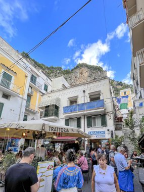 Amalfi, İtalya, 26 Eylül 2023: İtalya 'nın Amalfi kentinde turistlerle dolu dar sokaklar.