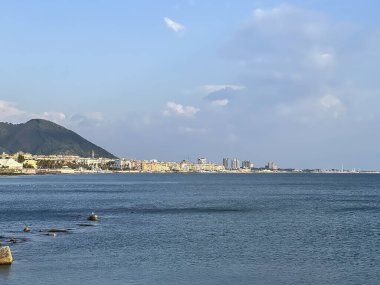 Salerno, İtalya 'da rıhtım. Arka planda tepeler ve kıyı binaları görülüyor..