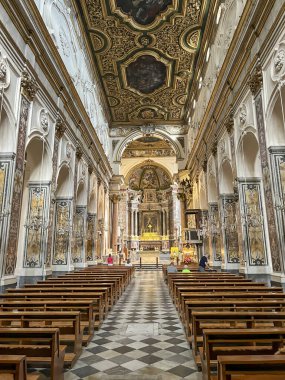 Amalfi, İtalya, 26 Eylül 2023: Amalfi, İtalya 'da St. Andrew Katedrali. İç kısmın parçası, ana gövde..