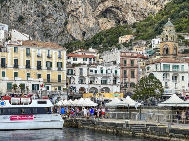 Amalfi, İtalya, 26 Eylül 2023: Amalfi, Campania, İtalya 'daki dağların yamaçlarındaki güzel konuma sahip binalar denizinden manzara.