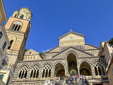 Amalfi, İtalya, 26 Eylül 2023: Amalfi 'deki St. Andrew Katedrali cephesi ve katedralin önündeki merdivenler.