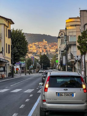Fiuggi, İtalya, 29 Eylül 2023: Küçük İtalyan kasabası Fiuggi 'de sessiz bir cadde.