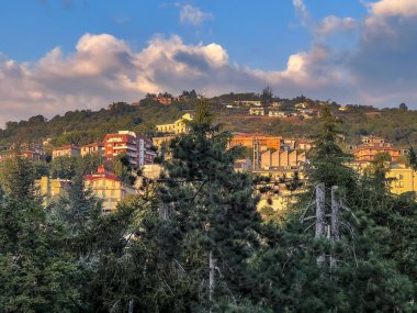 Fiuggi, İtalya, 29 Eylül 2023: Küçük İtalyan kasabası Fiuggi 'de sessiz bir cadde.