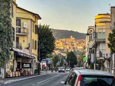 Fiuggi, İtalya, 29 Eylül 2023: Küçük İtalyan kasabası Fiuggi 'de sessiz bir cadde.