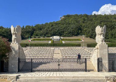 İtalya 'daki Monte Cassino' daki Polonya askeri mezarlığı, genel görüş.