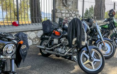 İtalya 'da Monte Cassino' daki Benedictine Manastırı 'nın önüne motosikletler park edilmiş. Yakın planda..