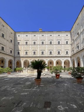 Monte Cassino, İtalya, 29 Eylül 2023: İtalya 'da Monte Cassino' daki Benedictine Manastırı 'nın iç bahçesi.