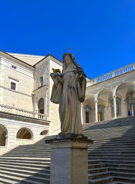 İtalya, Monte Cassino 'daki Benedictine Manastırı' nda Aziz Benedict 'in kız kardeşi Aziz Scholastica' nın heykeli..