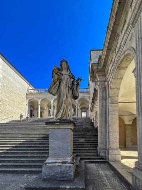 Monte Cassino, İtalya, 26 Eylül 2023: İtalya, Monte Cassino 'daki Benedictine Manastırı' nda Saint Benedict 'in kız kardeşi Aziz Scholastica heykeli.