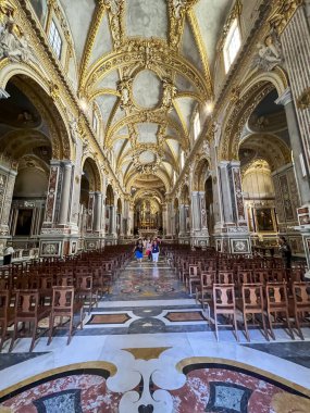 Montecassino, İtalya - 29 Eylül 2023: Monte Cassino Manastırı 'ndaki Bazilika Katedrali' nin içi zengin süslemelerle dolu. İtalya.