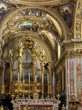 Montecassino, İtalya - 29 Eylül 2023: Monte Cassino Manastırı 'ndaki Bazilika Katedrali' nin içindeki sunak. İtalya.