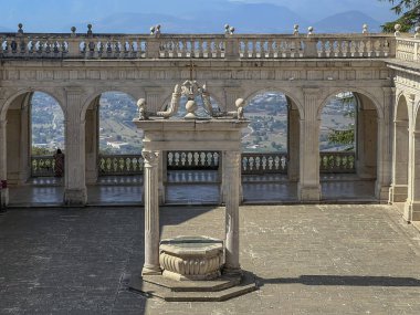 İtalya 'da Monte Cassino' daki Benedictine Manastırı 'nın avlusunda..