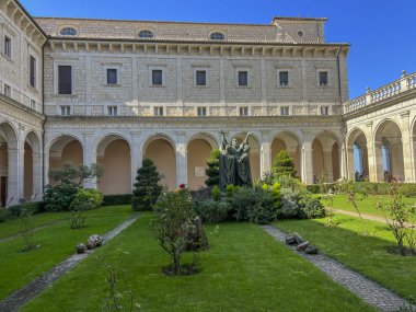  İtalya 'da Monte Cassino' daki Benedictine Manastırı 'nın avlusunda..