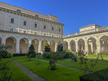  İtalya 'da Monte Cassino' daki Benedictine Manastırı 'nın avlusunda..