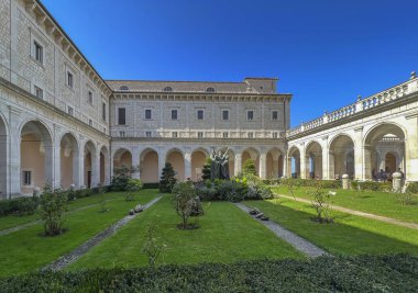 Monte Cassino, İtalya, 29 Eylül 2023: İtalya 'da Monte Cassino' daki Benedictine Manastırı 'nın iç bahçesi.