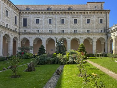 Monte Cassino, İtalya, 29 Eylül 2023: İtalya 'da Monte Cassino' daki Benedictine Manastırı 'nın iç bahçesi.