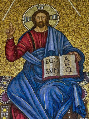 Monte Cassino, İtalya, 29 Eylül 2023: Duvarda Monte Cassino, İtalya 'daki Benedictine Manastırı' nın merkezinde İsa 'nın resmedildiği mozaik.