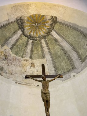 Amalfi, İtalya, 26 Eylül 2023: St. Peter Katedrali 'nin binalarında eski polikromların, fresklerin ve heykellerin parçaları. Andrew Amalfi, İtalya 'da.