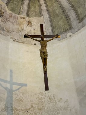 Amalfi, İtalya, 26 Eylül 2023: St. Peter Katedrali 'nin binalarında eski polikromların, fresklerin ve heykellerin parçaları. Andrew Amalfi, İtalya 'da.